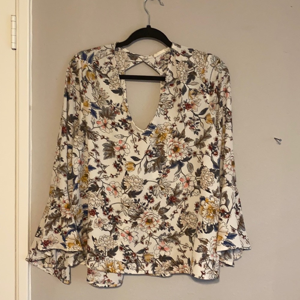 Long sleeve floral v neck top. Small back cut out